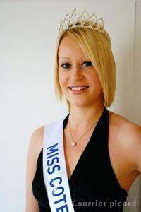 Originaire de Ognes, Aurore Macksym, 22 ans, est htesse de l'air. La Miss Cte d'Opale aime le shopping, le cinma, dteste le mensonge et les souris.