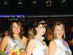 Miss Cayeux, Marie Beaulieu (au centre), entoure,  gauche, de Ltitia Cosaert (1e dauphine) et  droite d'Adeline Trioux, sa 2e dauphine.